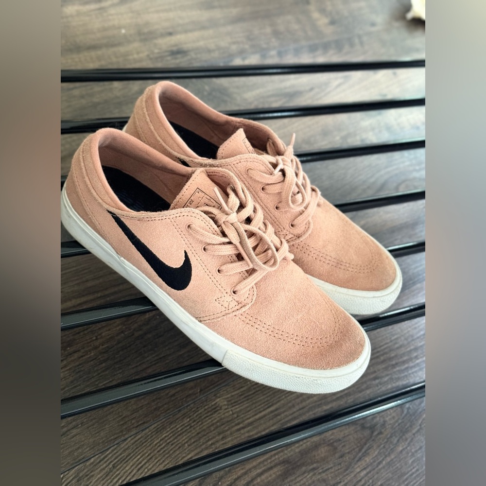 Nike Janoski Suede Pink Mens 7.5 or Women’s 8.5 Skate Boarding Shoes Rose Gold